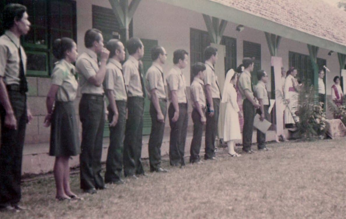 Guru dan tamu berbaris di halaman depan gedung sekolah