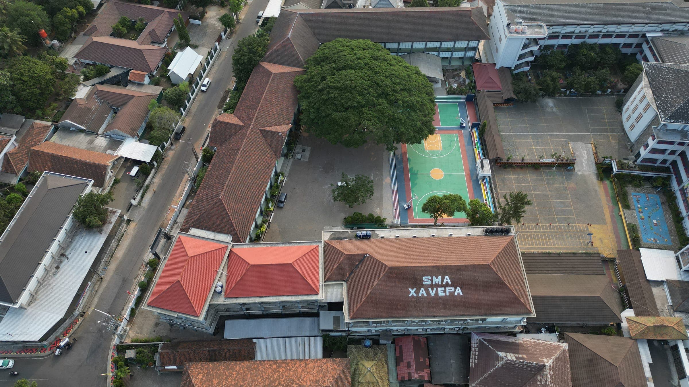 Gedung dan halaman sekolah dilihat dari udara